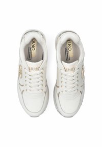 Un paio di sneakers bianche con accenti oro e lacci, marchiato "Liu Jo" sulla linguetta e sul lato, mostrato vista dall'alto su sfondo bianco.