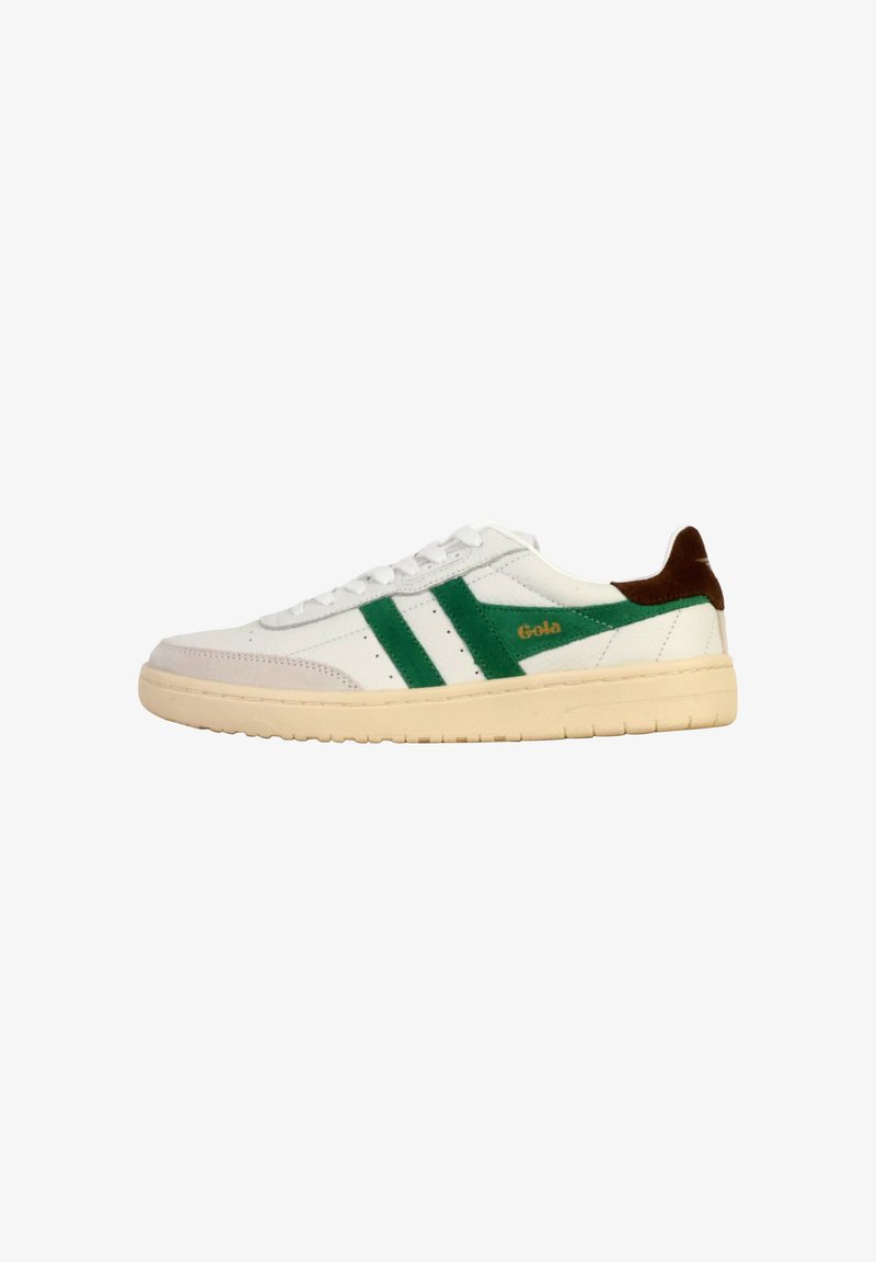 Zapatillas blancas con acentos verdes y marrones, con una superficie texturizada, puntera redonda y una suela de goma texturizada. Logo dorado en el lateral.