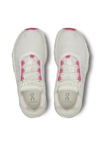 Witte sport schoenen met roze en groene accenten. Bovenwerk van mesh, gevoerde hiel, platte veters in het roze, branding zichtbaar op de tong en in de zool.