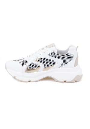 Biały i metaliczny złoty sportowy trampek z czarnymi panelami z siateczki i grubą, rzeźbioną podeszwą, widziany z boku.