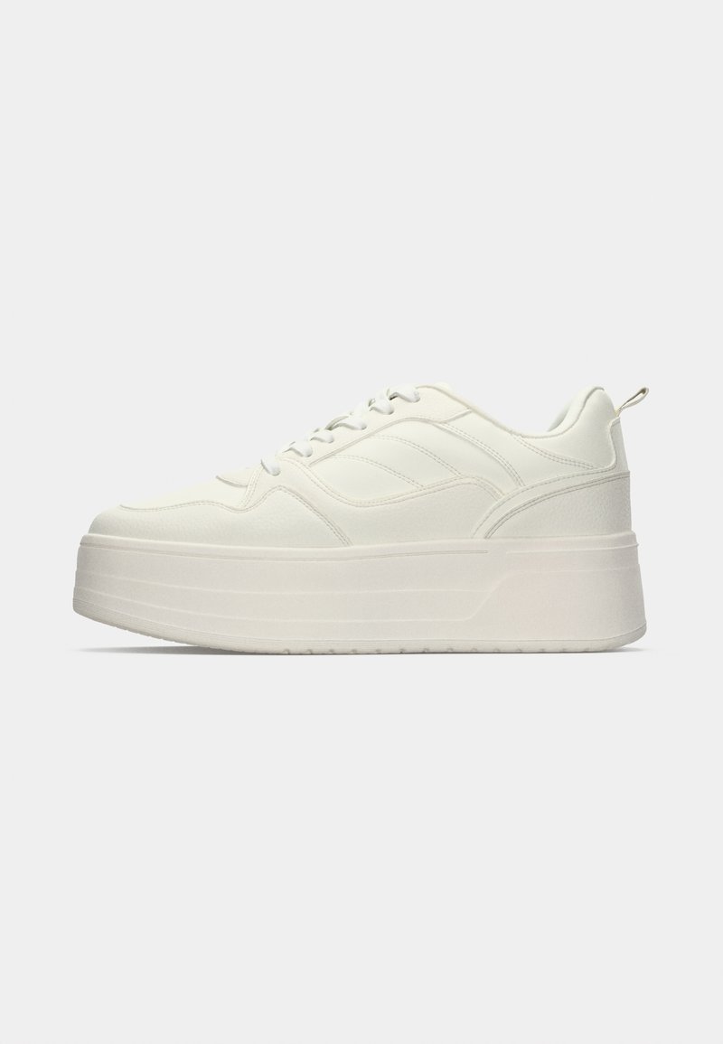 Białe platformowe sneakersy o gładkim matowym wykończeniu, związywane z przodu i subtelnymi detalami w postaci przeszyć po bokach. Gruba, teksturowana podeszwa.