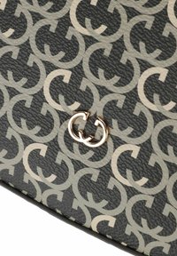Borsa nera texture con un motivo geometrico grigio chiaro e un accento hardware con logo doppio G dorato.