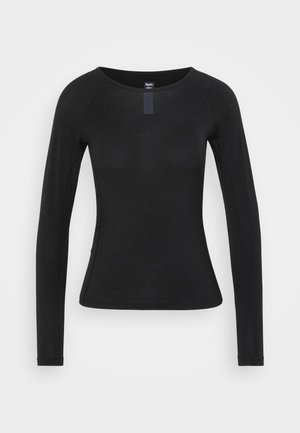 T-shirt à manches longues noir en tissu doux, avec un décolleté arrondi et une coupe ajustée, présentant des coutures sur les côtés.