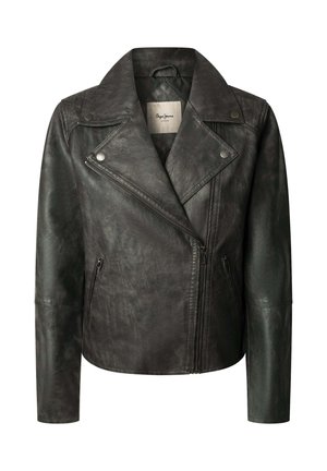 Giacca da moto in eco-pelle nera con colletto a risvolto, zip asimmetrica, tasche laterali e una texture leggermente usurata.