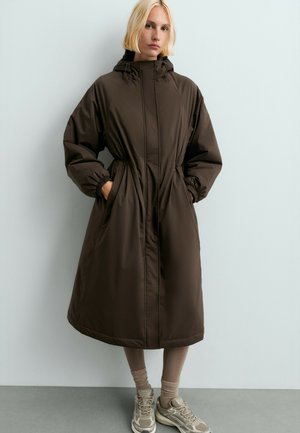 OYSHO, 10K THINDOWN® WATERPROOF SUPER EXTRA-LIGHT LONG PADDED JACKET - Manteau en duvet - brown