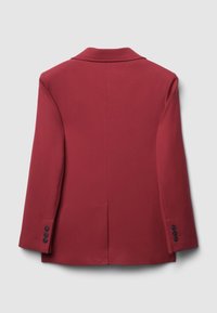 Blazer bordeaux con una texture liscia, colletto a rever, maniche lunghe e tre bottoni decorativi su ciascun polsino. Presenta una sola fessura sul retro.
