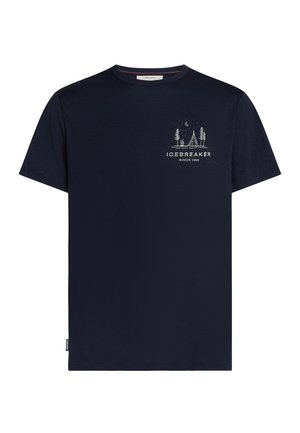 Marineblaues T-Shirt mit kurzen Ärmeln, einem kleinen weißen Camping-Motiv und dem Schriftzug "ICEBREAKER SINCE 1995" auf der linken Brust.