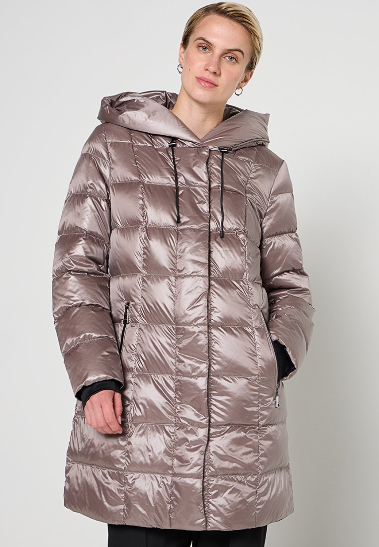 Puffige, gesteppte Jacke in metallischem Hellbraun mit Kapuze, kontrastierenden schwarzen Zugbändern und mit Reißverschlüssen versehenen Seitentaschen. Glatte, glänzende Textur.
