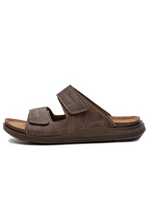 Brązowy skórzany sandał typu klapek z odkrytymi palcami, wyposażony w dwa regulowane paski na rzep oraz wyściełaną podeszwę dla komfortu.