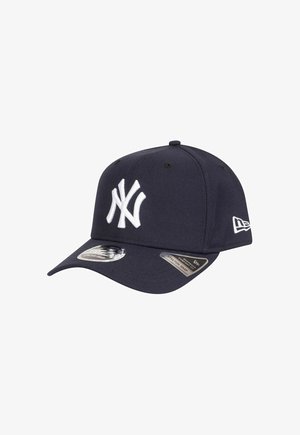 Dunkelblaues Baseballcap mit einem weißen, gestickten Logo, solider Bauweise, gebogenem Schirm und verstellbarem Stretch-Snap-Verschluss.