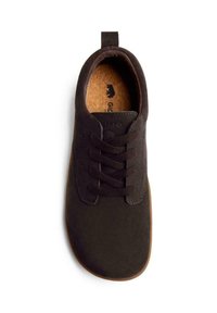 Scarpa in suede nera con punta rotonda, design con lacci, tomaia testurizzata e soletta in sughero color tan. Presenta una linguetta sul retro per una facile vestibilità.