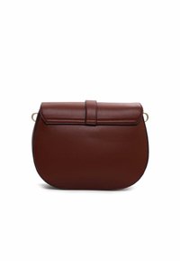 Borsa a tracolla in pelle marrone con forma arrotondata, chiusura a patta, accessori in metallo dorato e dettagli di cucitura a contrasto.