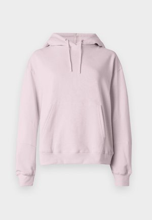 Jasnoróżowa bluza z kapturem z troczkami, długimi rękawami, przednią kieszenią typu kangurka oraz ściągaczami na mankietach i dole, na jednolitym tle.