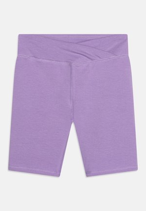 Leggings lilla fino al ginocchio con una vita alta piegata e cuciture a vista su sfondo bianco.