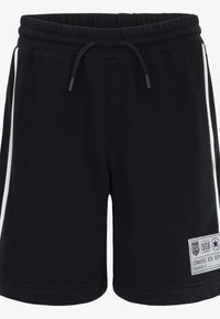 Svarte bomullsshorts med hvite sideloger, elastisk midje, snøring og en logo-patch på venstre bein. Myk tekstur og avslappet design.