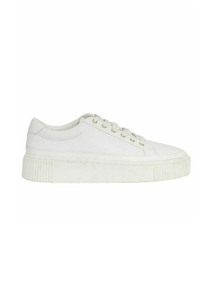 Hvid lavtop-sneakersko med tyk sål, snørebånd foran og diskrete syningsdetaljer, sat op mod en ensfarvet hvid baggrund.