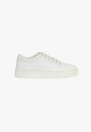 Hvid lavtop-sneakersko med tyk sål, snørebånd foran og diskrete syningsdetaljer, sat op mod en ensfarvet hvid baggrund.