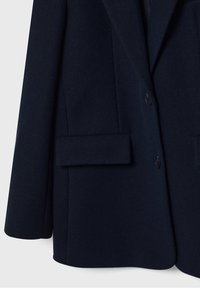 Blazer azul marino de mezcla de lana con un corte entallado, solapas con muesca, dos bolsillos delanteros y cierre de botones, con una textura suave.