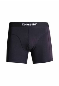 Črne bokserice s prilegajočim dizajnom, ki imajo bel "CHASIN'" logotip na elastičnem pasu in gladko teksturo.