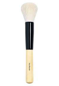 Ronde, witte haren op een zwart handvat dat toeloopt naar een basis van natuurlijk hout; gemarkeerd met "Face Blender" nabij het handvat.