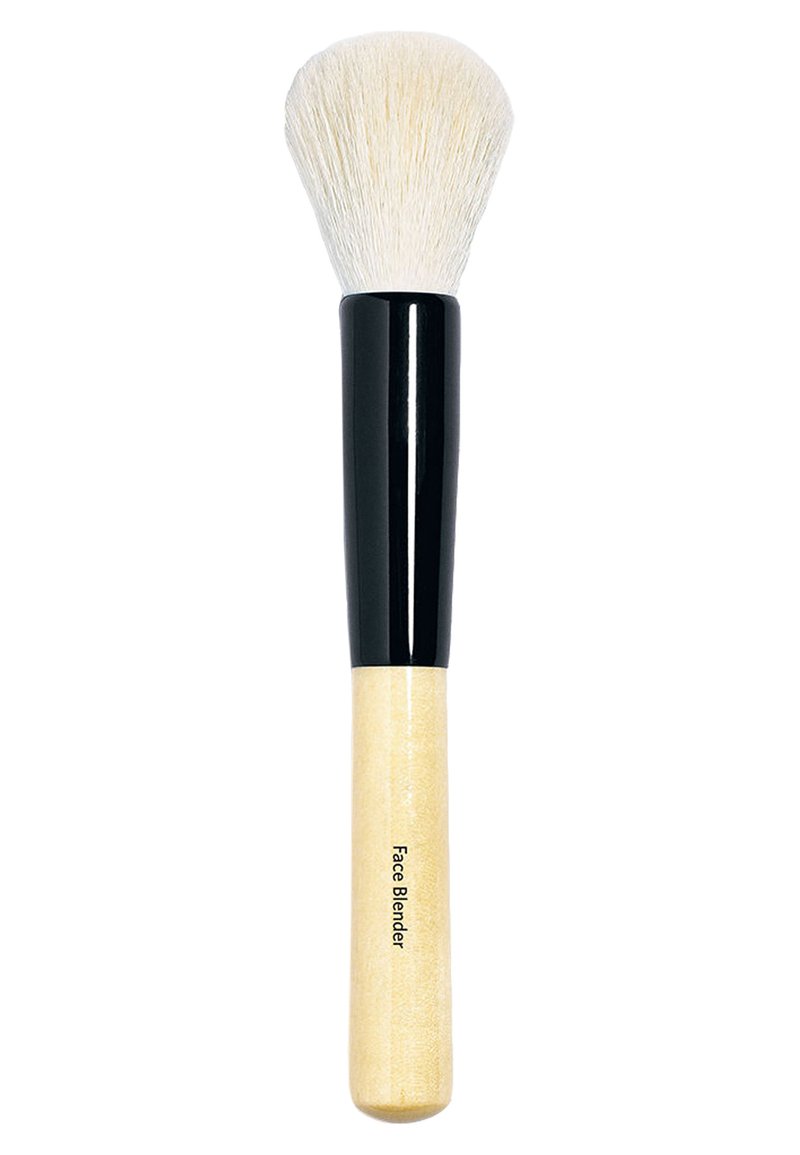 Ronde, witte haren op een zwart handvat dat toeloopt naar een basis van natuurlijk hout; gemarkeerd met "Face Blender" nabij het handvat.