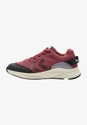 Baskets de sport en maille rouge avec un embout en caoutchouc noir, des accents gris et une semelle intermédiaire blanche. Elles disposent de lacets ronds et d'un onglet de talon noir.