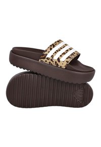 Sandalias de plataforma marrones con una correa de estampado de leopardo que presenta tres rayas blancas. Suela de goma marrón texturizada con estrías.