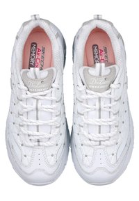 Zapatillas blancas Skechers D'Lites con una parte superior texturizada, diseño de cordones, acentos plateados y una plantilla acolchada de color rosa. Puntera redondeada y suela de goma.
