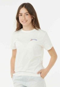 Witte katoenen t-shirt met korte mouwen, ronde hals en een klein multicolor "Ripcurl" logo op de linkerborst. Eenvoudig, casual ontwerp.