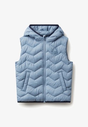 Helle blaue gesteppte ärmellose Kapuzenweste mit Frontreißverschluss, seitlichen Taschen und gesticktem Logo auf der Brust.