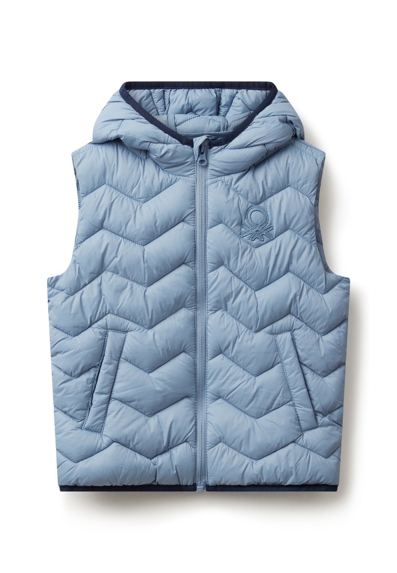 Světle modrá prošívaná bezrukávová vesta s kapucí, s předním zipem, bočními kapsami a vyšitým logem na hrudi.