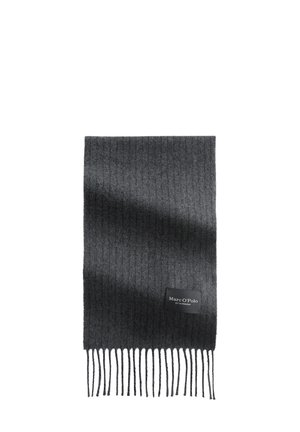 Grau gerippter Schal aus weichem Stoff, mit fransigen Enden und einem kleinen schwarzen Etikett mit "Marc O'Polo"-Markenaufdruck.
