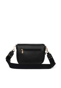 Borsa a tracolla in pelle nera con una superficie liscia, una tasca frontale con zip e una cinghia in canvas staccabile e regolabile con accessori in oro.
