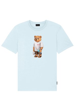 T-shirt di cotone azzurro chiaro con una grafica di un orso in camicia bianca e pantaloni corti marroni, che tiene una tazza e una bottiglia d'acqua.