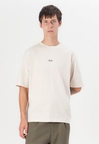 Oakley RISE TEE - Basic póló - mist