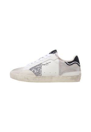 Białe i szare niskie sneakers z srebrnymi błyszczącymi akcentami, białymi sznurowadłami, czarną zakładką na pięcie oraz logo "Pepe Jeans London" po boku.