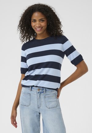 Stripet striktrøje i lys blå og marineblå, med korte ærmer og rund halsudskæring. Sat sammen med lys blå jeans. Struktureret stof.