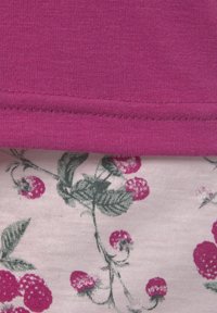 Fuksia puuvillakangas ülal, all on kreemjal tõmmatud lillemuster, kus on roosasid vaarikaid ja rohelisi lehti.