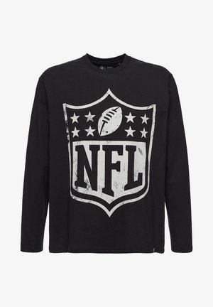 T-shirt noir à manches longues avec un grand motif de bouclier NFL blanc usé, comprenant un ballon de football et des étoiles sur le devant.
