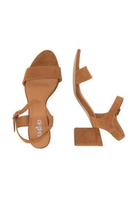 Tan suede blokhakken sandaal met een brede voorkant en een verstelbare enkelband. Heeft een gladde zool en een gestructureerde hak voor stabiliteit.
