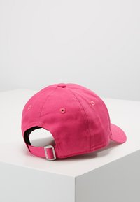 Casquette de baseball rose en toile de coton, avec un bord courbé, une sangle réglable à l'arrière et des trous de ventilation.