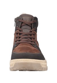 Baskets montantes marron et noires en cuir et tissu, avec des lacets, une fermeture éclair et une semelle en caoutchouc texturée.