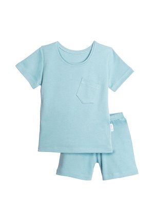 Jasnoniebieska koszula z krótkim rękawem z kieszonką na piersi oraz dopasowane szorty, gładki wzór, bawełniana tkanina, ułożone na płasko na białym tle.