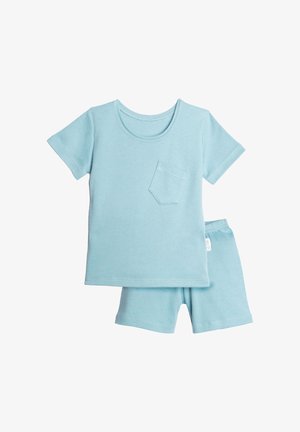 Jasnoniebieska koszula z krótkim rękawem z kieszonką na piersi oraz dopasowane szorty, gładki wzór, bawełniana tkanina, ułożone na płasko na białym tle.