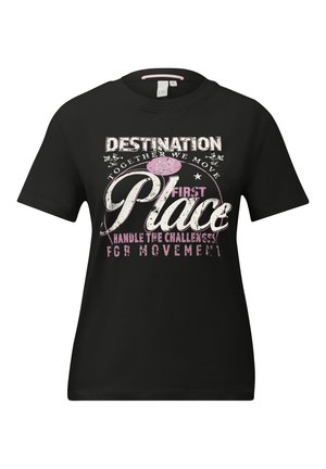 Czarna koszula z krótkim rękawem z białym i różowym napisem: "Cel pierwsze miejsce, razem działamy, pokonujemy wyzwania, aby się poruszać."