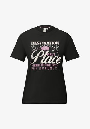 Czarna koszula z krótkim rękawem z białym i różowym napisem: "Cel pierwsze miejsce, razem działamy, pokonujemy wyzwania, aby się poruszać."