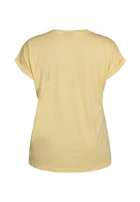 T-shirt giallo a maniche corte con scollo rotondo e bordi arrotolati. Texture liscia, vestibilità casual e senza motivi o dettagli visibili.