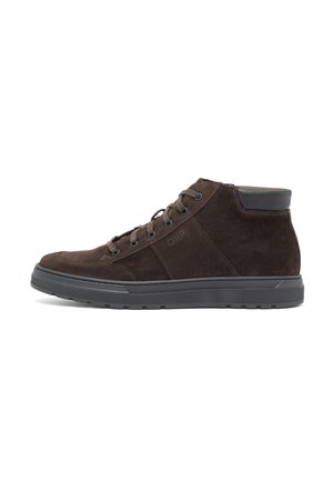 Sneaker alta in suede marrone scuro con suola in gomma nera e chiusura con lacci, mostrata di lato su sfondo bianco.