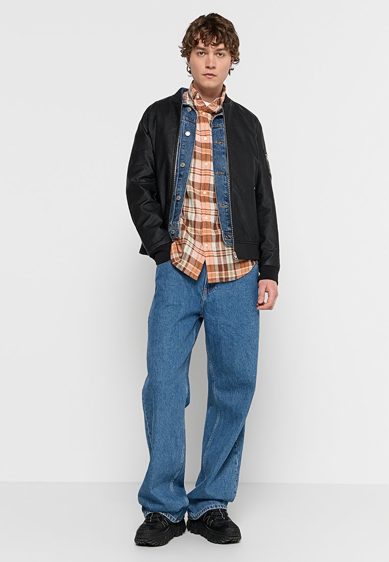 REGULAR FIT