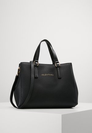 Sac à main Valentino en cuir noir texturé avec deux poignées, une bandoulière amovible et un logo de marque doré à l'avant.